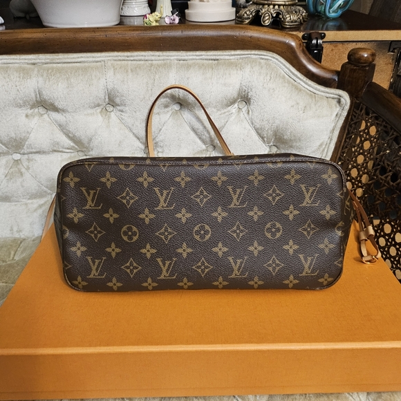 (Reserved)Authentic Louis Vuitton Monogram Neverful MM - Picture 2 of 9